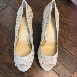 Gianni Bini Gold Nude Wedges 9.5